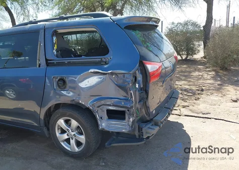 2015 Toyota Sienna Le 8 Passenger z USA, uszkodzony, nr VIN 5TDKK3DC5FS595278